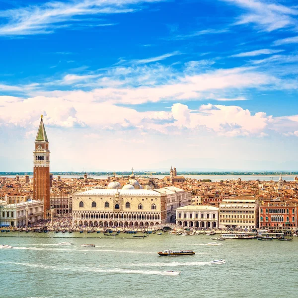 Luchtfoto van Venetië, piazza san marco met campanile en doge paleis. Italië — Stockfoto