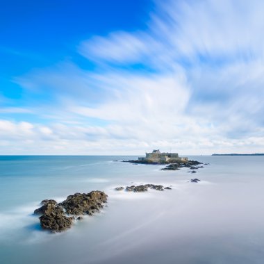 saint Malo fort ulusal ve kayalar, yüksek gelgit. Brittany, Fransa.