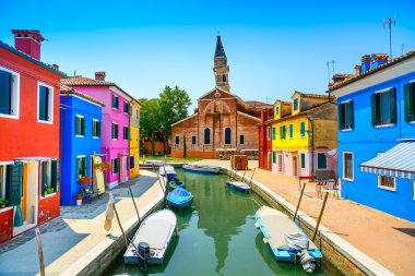 Venedik landmark, burano Adası canal, renkli evleri, kilise ve tekneler, İtalya