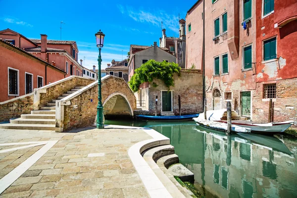 Venecia paisaje urbano, canal de agua, puente y edificios tradicionales . — Foto de Stock
