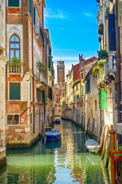 Venedik cityscape, su kanalı, campanile Kilisesi ve geleneksel binaları. İtalya