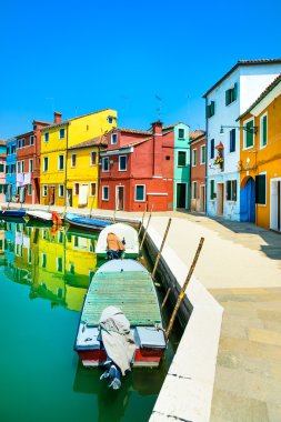 Venedik landmark, burano Adası canal, renkli evler ve tekneler, İtalya