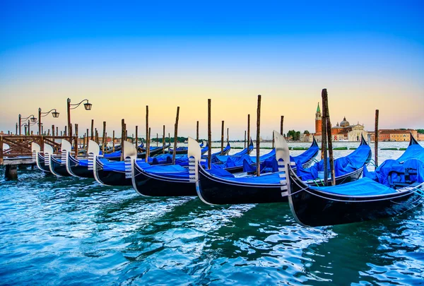 Venezia, gondole o gondole al tramonto e chiesa sullo sfondo. Italia — Foto Stock