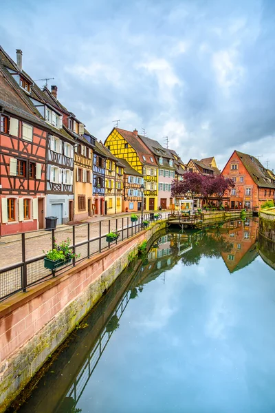 Colmar, petit venice, wasserkanal und traditionelle häuser. Elsass, Frankreich. — Stockfoto