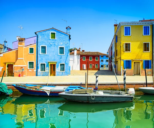 Benátky mezník, burano ostrov průplavu, barevných domů a lodí, Itálie — Stock fotografie