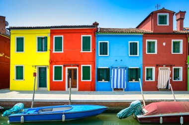 Venedik landmark, burano Adası canal, renkli evler ve tekneler, İtalya