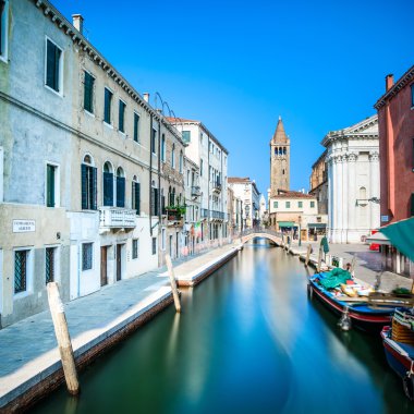 Venedik san barnaba cityscape, su kanalı, kilise ve tekneler. ita