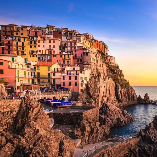 Manarola Köyü, kaya ve gün batımında denize. Cinque terre, İtalya
