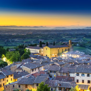 San gimignano gece havadan görünümü, kilise ve Ortaçağ kenti landmark. Toskana, İtalya
