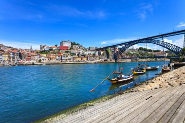 Oporto veya porto manzarası, douro nehir, tekneler ve demir köprü. Portekiz, Avrupa.