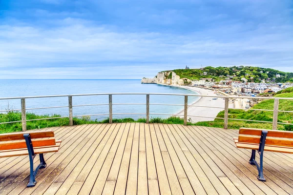 Etretat punto di riferimento vista panoramica, balcone, spiaggia e villaggio. Normandia, Francia . — Foto Stock