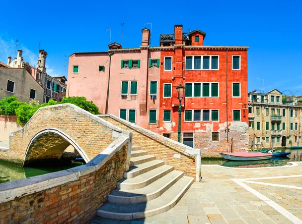 Venetië stadsgezicht, water kanaal, brug en traditionele gebouwen. — Stockfoto