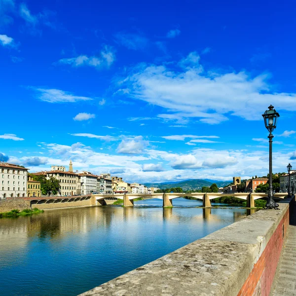 Ponte alle grazie brug over de rivier arno, zonsondergang landschap. Florence of firenze, Italië. — Stockfoto