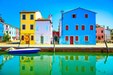 Venedik landmark, burano Adası canal, renkli evler ve tekneler, İtalya