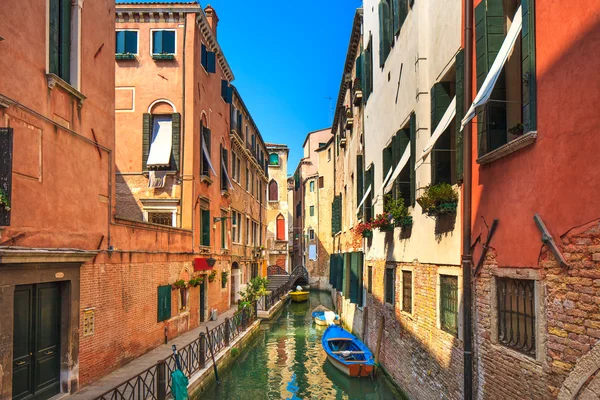 Αστικό τοπίο της Βενετίας, νερό Διώρυγα, γέφυρα και παραδοσιακά κτίρια. Ιταλία — Φωτογραφία Αρχείου