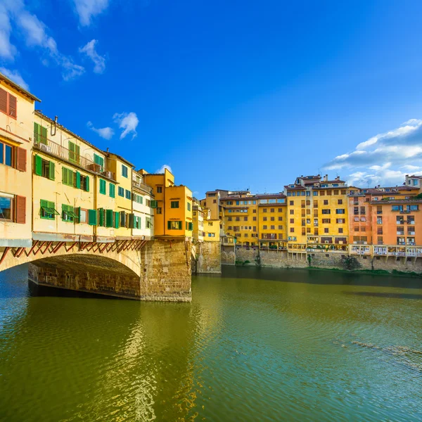 Ponte Vecchio monument sur le coucher du soleil, vieux pont, rivière Arno à Florence. Toscane, Italie . — Photo