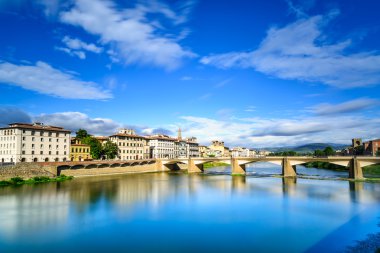 Ponte alle grazie köprüde arno Nehri, gün batımı manzarası. Floransa veya firenze, İtalya.