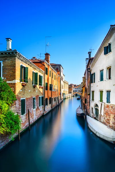 Venedig Stadtbild, Wasserkanal, Brücke und traditionelle Gebäude. Italien — Stockfoto