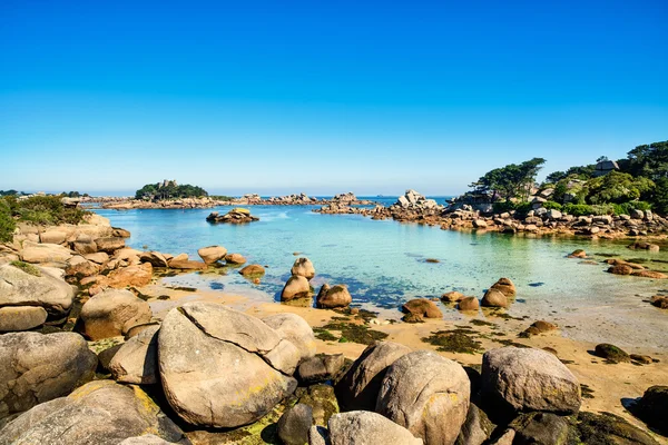 Ploumanach, rocks and bay beach in morning, Brittany, França . — Fotografia de Stock