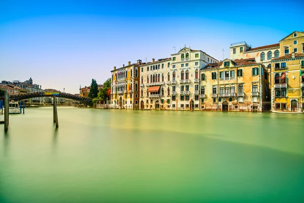 Venetië stadsgezicht, water grand canal, Accademiabrug en traditionele gebouwen. Italië. — Stockfoto