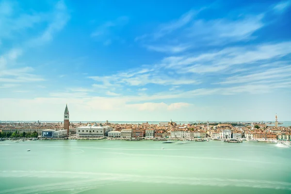 Venedik hava görünümünü, piazza san marco campanile ve doge Sarayı ile. İtalya — Stok fotoğraf