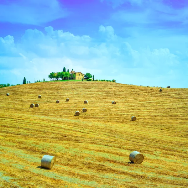 Tuscany, farmland on hill top, hay rolls and harvested green fields. Val d Orcia, Italy. — Stock Photo, Image