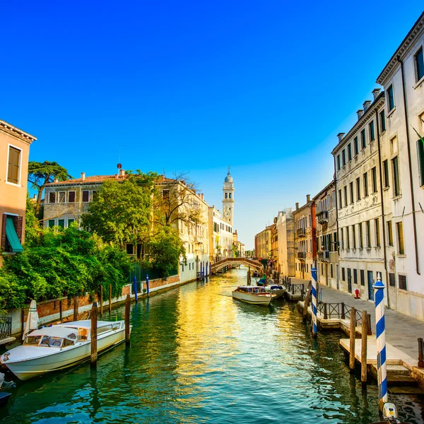 Venecia puesta de sol en San Giorgio dei Greci canal de agua y campanario iglesia. Italia —  Fotos de Stock