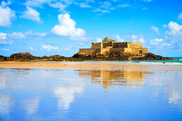 Saint malo fort nemzeti és beach, apály-dagály. Brittany, Franciaország. — Stock Fotó