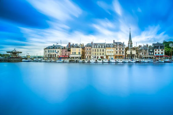 Honfleur skyline porto e reflexão da água. Normandia, França — Fotografia de Stock