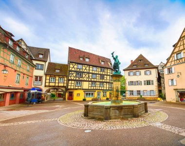 Colmar, petit Venedik, Çeşme, kare ve geleneksel ev sahipliği yapmaktadır. Alsace, Fransa.