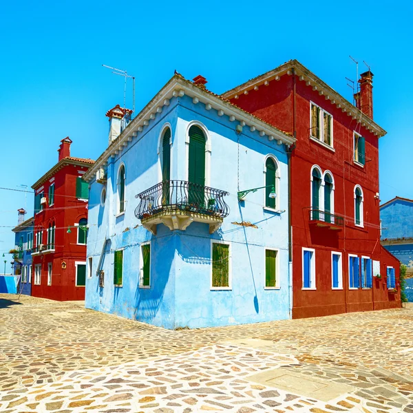 Venecia punto de referencia, Burano calle de la isla, casas de colores, Italia —  Fotos de Stock