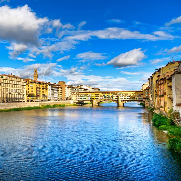 Ponte vecchio landmark günbatımı, eski köprü, Floransa'da arno Nehri üzerinde. Toskana, İtalya.