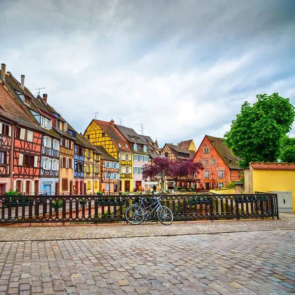 Colmar, petit Venedik, köprü, Bisiklet ve geleneksel evleri. Alsace, Fransa.