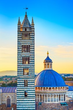 Siena günbatımı, katedral duomo ve campanile landmark tower. Toskana,