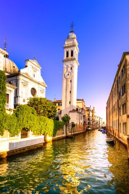 Venedik canal ve kilise san giorgio dei greci su ca gün batımı
