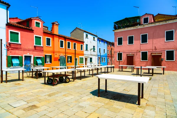 Venetië landmark, burano oude markt vierkante, kleurrijke huizen, Italië — Stockfoto