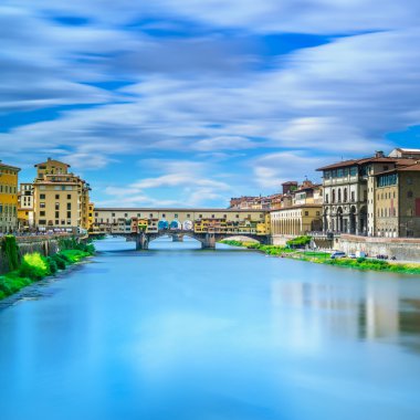 Ponte vecchio landmark günbatımı, eski köprü, Floransa'da arno Nehri üzerinde. Toskana, İtalya.