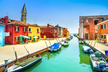 Venedik landmark, burano Adası canal, renkli evleri, kilise ve tekneler, İtalya
