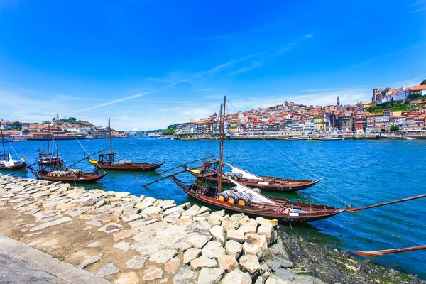 Oporto oder Porto Skyline, Douro Fluss und Boote. portugal, europa. — Stockfoto
