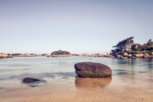 Ploumanach, rock and bay beach. Toned. Brittany, France. — Stock Photo, Image