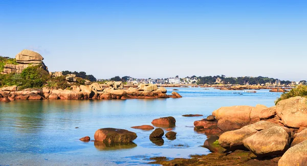 Ploumanach ve tregastel, kaya ve bay beach. tonda. Brittany, f — Stok fotoğraf