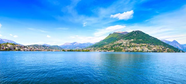 Lago Lugano paisagem panorâmica. Cidade e montanhas. Ticino, Suíça, Europa — Fotografia de Stock