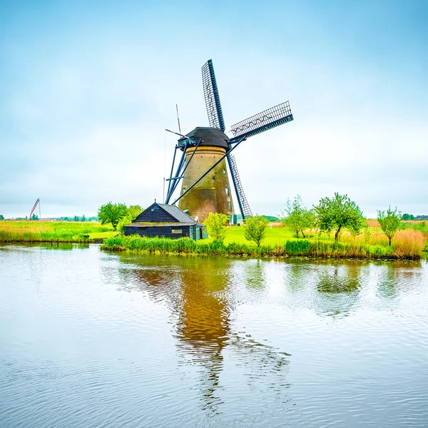 Molino de viento y canal en Kinderdijk — Foto de Stock
