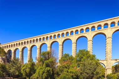 roquefavour tarihi eski su kemeri landmark Provence, Fransa.