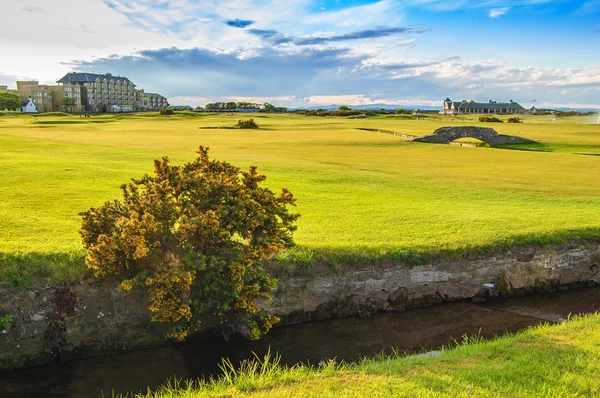 Golf st andrews staré hřiště odkazy. Most otvor 18. Skotsko. — Stock fotografie