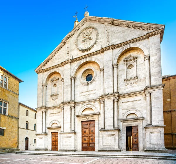 Pienza, dómu katedrály kostelní průčelí v Toskánsku, Itálie — Stock fotografie