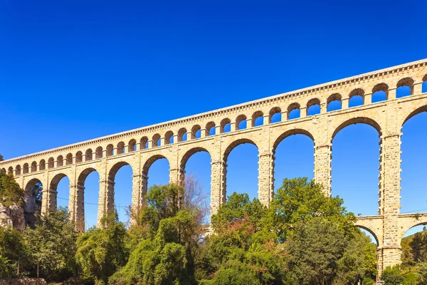 Roquefavour histórico antigo aqueduto marco em Provence, França . — Fotografia de Stock