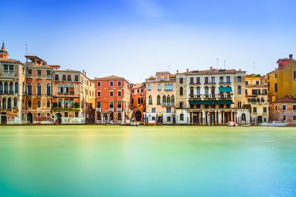 Венецианский городской пейзаж, большой водный канал и традиционные здания. I — стоковое фото