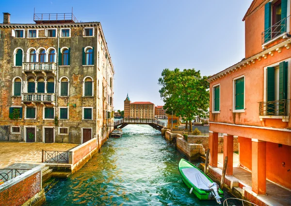 Panoráma města Benátky, čluny, vodní kanál, most a tradiční bui — Stock fotografie
