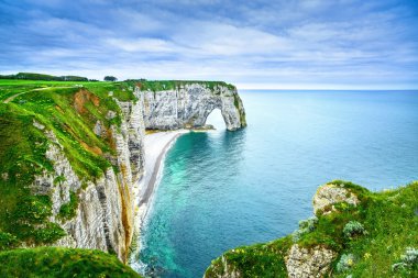 Etretat, manneporte doğal taş kemer ve kumsalı. Normandy, f